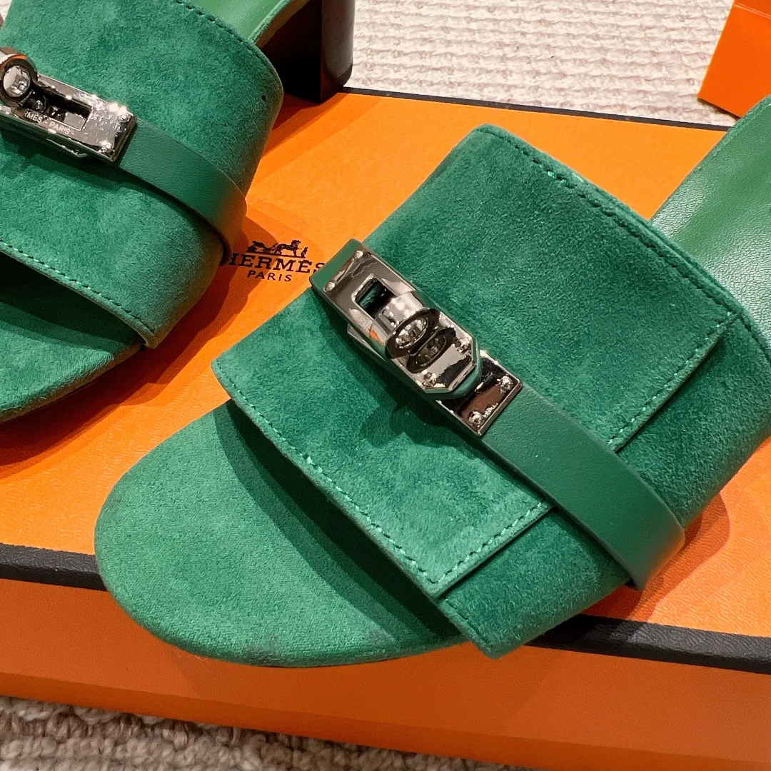 👟👟Ex-factory price 540👟👟 High version of the 2024 spring and summer new HERMES Hermès counter new style. The wedge-heeled Erjiu sandals and slippers, which have been extremely popular recently, are paired with various colorful socks. They are very trendy. Upper: cowhide. Outsole: technological imitation wood sole. Heel height: about 7cm. Size: Female 35-41 (40/41 non-refundable and non-exchangeable)